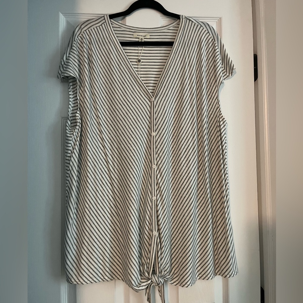 Never worn, super soft, tie bottom top